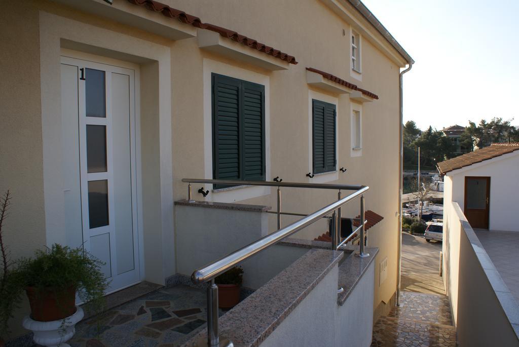 Apartments Robert Porat  Bagian luar foto